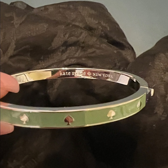 KATE SPADE, SPOT THE SPADE SILVER & LT GREEN BANGLE - Picture 4 of 4